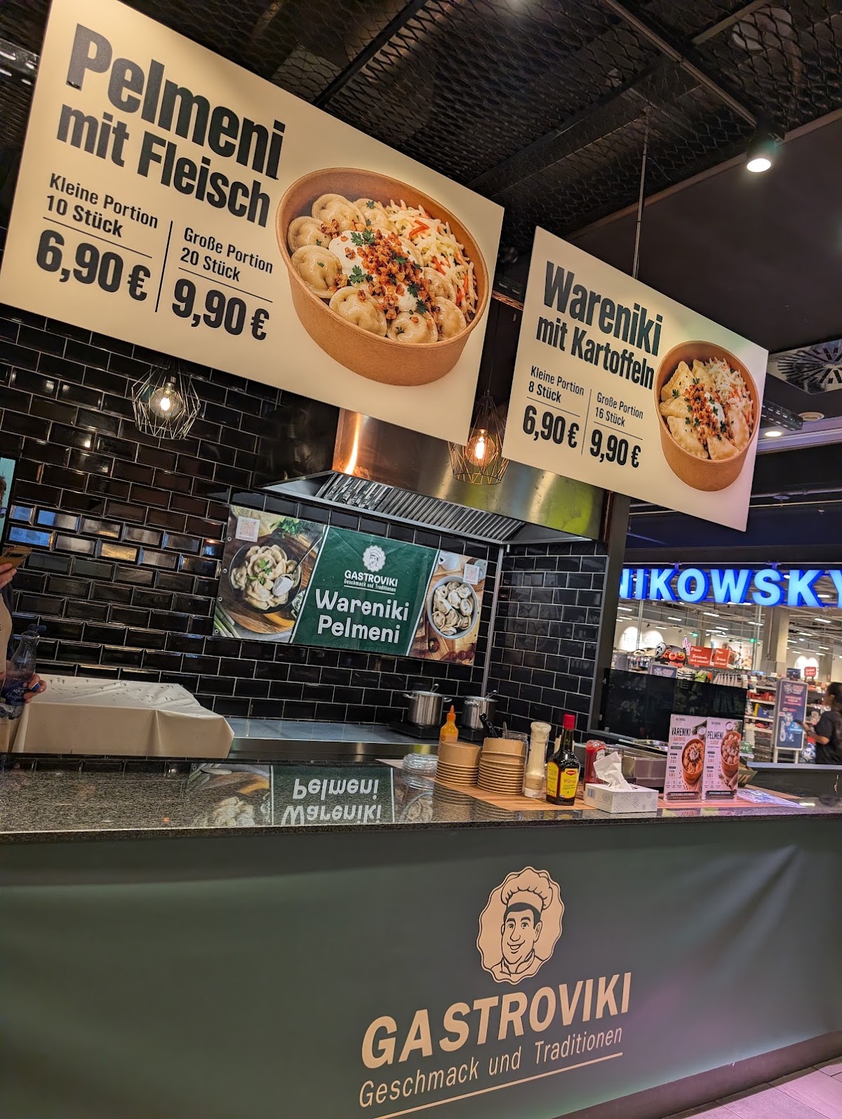 Der Gastroviki-Stand im Foodcourt der Rindermarkthalle mit grüner Theke und Pelmeni- und Wareniki-Schildern